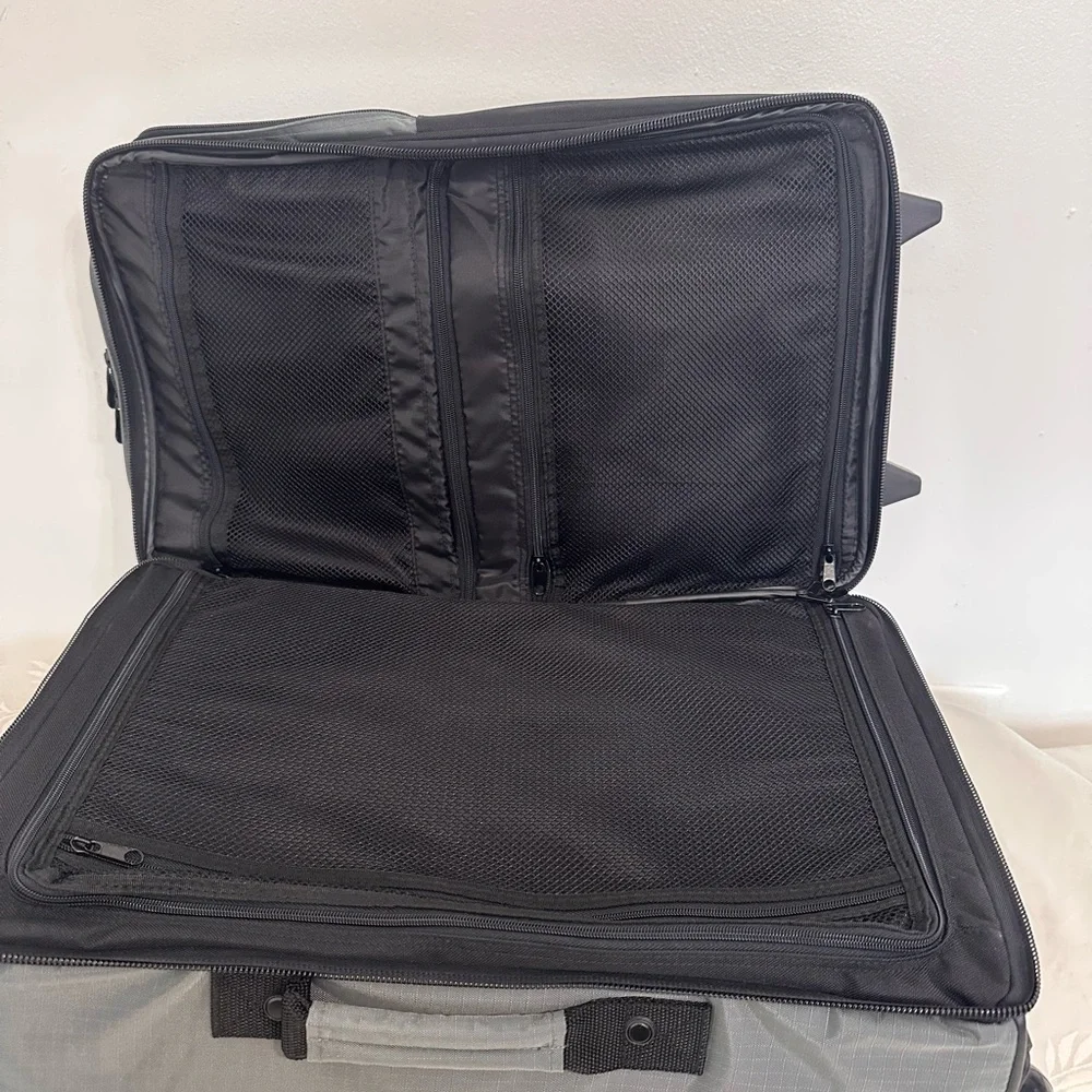 LUCAS Black and Gray Wheeling suitcase carry on